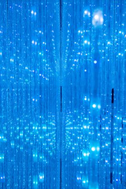 Aydınlatma ile güzel ışıklandırma sanat eserleri. Yüzlerce LED ışık dizisi aynlı sonsuzluk odasının tavanında asılı.