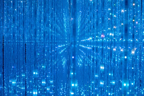 Aydınlatma ile güzel ışıklandırma sanat eserleri. Yüzlerce LED ışık dizisi aynlı sonsuzluk odasının tavanında asılı.