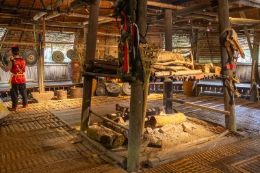 Kuching, Malezya - 27 Ocak 2026: Malezya 'nın Kuching kentindeki Bidayuh Uzunevi Sarawak Kültür Köyü' nün iç görünümü. Bu yapılarda ortak yaşam alanları ve bireysel oturma odaları yer almaktadır.