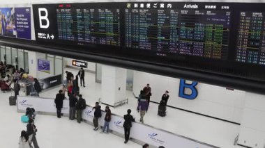 Tokyo, Japonya - 29 Aralık 2025 Narita Uluslararası Havaalanı 'na varış salonu, Tokyo. Sergide, oturma alanları ve kafeler de dahil olmak üzere yolcu bekleyen insanlar için çeşitli tesisler yer alıyor.