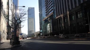 Tokyo, Japonya-28 Aralık 2025: Tokyo, Japonya 'daki Ginza bölgesinin görüntüsü. Ginza, Tokyo 'nun en ünlü alışveriş, yemek ve eğlence merkezidir ve çok sayıda mağazası ve butiği bulunmaktadır.