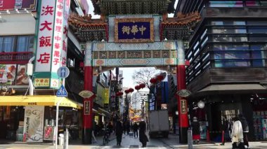 Yokohama, Japonya - 23 Aralık 2025: Zenrinmon Kapısı Yokohama Çin Mahallesi, Japonya. Çin restoranları ve dükkanlarla dolu hareketli caddelerdeki ikonik, renkli Çin tarzı kapıları.