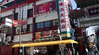 Yokohama, Japonya - 23 Aralık 2025: Zenrinmon Kapısı Yokohama Çin Mahallesi, Japonya. Çin restoranları ve dükkanlarla dolu hareketli caddelerdeki ikonik, renkli Çin tarzı kapıları.