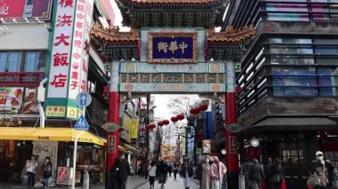 Yokohama, Japonya - 23 Aralık 2025: Zenrinmon Kapısı Yokohama Çin Mahallesi, Japonya. Çin restoranları ve dükkanlarla dolu hareketli caddelerdeki ikonik, renkli Çin tarzı kapıları.