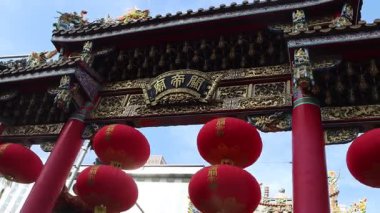 Yokohama, Japonya - 23 Aralık 2025: İnsanlar Yokohama Çin Mahallesi 'ndeki Guan Di Tapınağı veya Kanteibyo' yu ziyaret ediyor. İddiaya göre Kanteibyo, Çinli bir göçmenin Guan Yu heykelini Japonya 'ya getirmesiyle yaratıldı.