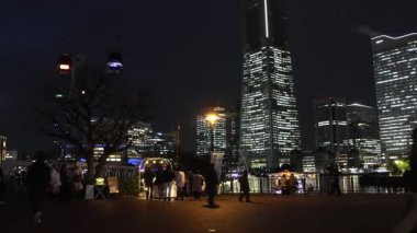 Yokohama, Japonya - 23 Aralık 2025: Yokohama 'nın ufuk çizgisi Japonya' nın Minato Mirai ilçesine doğru. Yokohama canlı, modern bir şehirdir. Japon geleneğiyle Çin ve Batı 'nın bir karışımıdır.