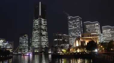 Yokohama, Japonya - 23 Aralık 2025: Yokohama 'nın ufuk çizgisi Japonya' nın Minato Mirai ilçesine doğru. Yokohama canlı, modern bir şehirdir. Japon geleneğiyle Çin ve Batı 'nın bir karışımıdır.