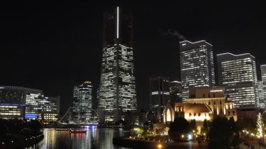 Yokohama, Japonya - 23 Aralık 2025: Yokohama 'nın ufuk çizgisi Japonya' nın Minato Mirai ilçesine doğru. Yokohama canlı, modern bir şehirdir. Japon geleneğiyle Çin ve Batı 'nın bir karışımıdır.