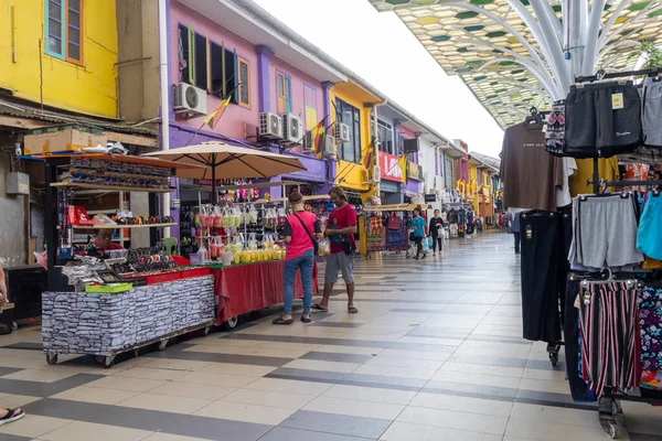 Kuching, Malezya - 28 Ocak 2026: Hindistan Caddesi, Malezya 'nın tarihi Çarşısı. Bu yaya caddesi, sömürgeci mimari ve geleneksel işletmeleri görmek içindir.