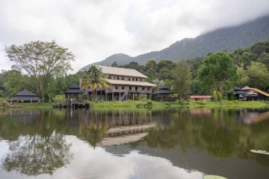 Malezya, Kuching 'deki Sarawak Kültür Köyü. Yaşayan bir müze olarak bilinen bu kültür deneyimi geleneksel uzun evler ve kültürel performanslar sergiliyor.