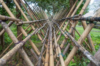 Bidayuh bambu köprüsü Sarawak 'taki geleneksel kabileler tarafından inşa edildi. Bu köprüler, nehirler, nehirler ve zorlu araziler üzerinde yollar açmak için bambu ve rattan inşa edilmiştir.