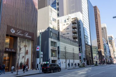 Tokyo, Japonya-28 Aralık 2025: Tokyo 'nun lüks alışveriş bölgesi Ginza' nın sokak manzarası. Geniş caddeler ve dar sokaklar lüks markalar, bayrak gemisi mağazaları ve mağazalarıyla ünlüdür.