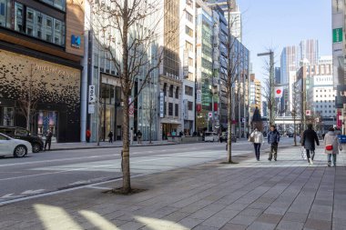 Tokyo, Japonya-28 Aralık 2025: Tokyo, Japonya 'da Jimmy Choo' nun imzası ve dükkânı. Jimmy Choo, göz alıcı ayakkabı, çanta ve aksesuarlarıyla bilinen küresel lüks bir moda markasıdır.