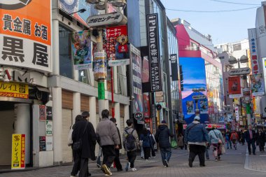 Tokyo, Japonya - 16 Aralık 2025: İnsanlar Tokyo 'nun enerjisinin gerçekten canlandığı Shibuya Center-Gai' yi ziyaret ediyor. Neon ışıkları, modaya uygun dükkanlar, atari salonları ve sonsuz yiyecek seçenekleriyle doluydu.