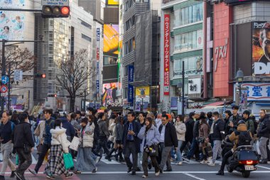 Tokyo, Japonya - 16 Aralık 2025 Shibuya Scramble Geçidi, Tokyo. Söylentilere göre dünyanın en işlek kavşağıymış ve Tokyo 'nun en tanınan manzaralarından biriymiş.