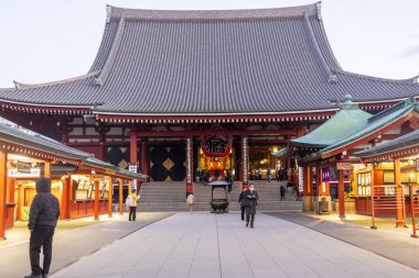 Tokyo, Japonya - 16 Aralık 2025: Tokyo, Japonya 'daki güzel Sensoji tapınağı. Senso-ji 628 yılında kuruldu ve Tokyo 'daki en eski tapınak oldu.