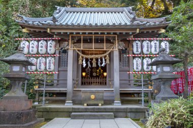 Kamakura, Japonya-17 Aralık 2025: Yasaka Tapınağı Enoshima Adası, Japonya. Yasaka Tapınağı, Enoshima Tapınak Karakolu 'nda Gozu Tenno' ya tapınmak içindir.