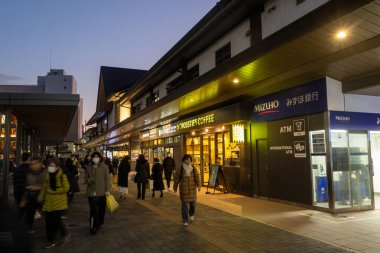 Kamakura, Japonya-17 Aralık 2025: Japonya 'nın Kamakura kentinde günbatımında Kamakura istasyonu ve otobüs terminalinin görüntüsü. Otobüs durakları doğrudan istasyonun dışında bulunabilir..