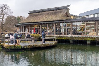 Oshino, Japonya- 20 Aralık 2025: Oshino Hakkai Nakaike Gölü, Japonya. İnanılmaz derecede berrak, kobalt mavisi kaynak suyuyla ünlüdür. Fuji 'nin karları eridi..