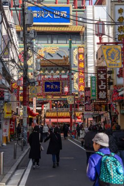Yokohama, Japonya - 23 Aralık 2025: Yokohama, Japonya 'da Çin Mahallesi Vibrant Caddesi. Renkli kapılar ve bir dizi Çin yiyeceğiyle dolu enerjik sokaklar canlı ve hareketli bir atmosfer yaratıyor.