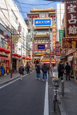 Yokohama, Japonya - 23 Aralık 2025: Yokohama, Japonya 'da Çin Mahallesi Vibrant Caddesi. Renkli kapılar ve bir dizi Çin yiyeceğiyle dolu enerjik sokaklar canlı ve hareketli bir atmosfer yaratıyor.