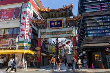Yokohama, Japonya - 23 Aralık 2025: Zenrinmon Kapısı Yokohama Çin Mahallesi, Japonya. Çin restoranları ve dükkanlarla dolu hareketli caddelerdeki ikonik, renkli Çin tarzı kapıları.