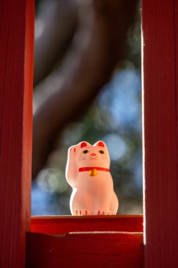 Tokyo, Japonya - 26 Aralık 2025: Tokyo 'nun Setagaya semtindeki Gotokuji Tapınağı' nda bulunan kedi veya maneki-neko figürleri. Şans, servet ve mutluluk getirdiğine inanılır.