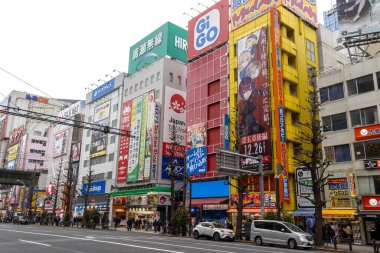 Tokyo, Japonya - 27 Aralık 2025: Akihabara, Tokyo 'daki yüksek katlı alışveriş merkezi ve ofis. Ayrıca Akiba, Tokyo 'nun orta kesiminde birçok elektronik mağazasıyla ünlü bir ilçedir.