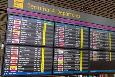 Singapur - 25 Ocak 2026: Singapur 'daki Changi Havaalanı Terminali' nde havayolu bilgi panosu. Terminal 4, belli bütçe havayolları ve birkaç uluslararası havayolu şirketi için terminal olarak bilinir.