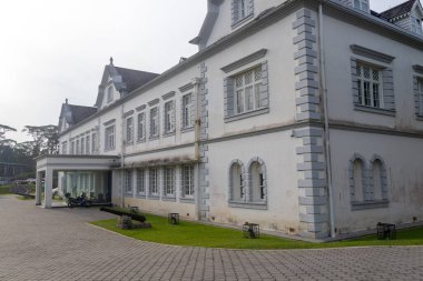 Kuching, Malezya - 28 Ocak 2026 Kuching, Malezya 'daki Sarawak Müzesi. Müze, burada birçok doğal tarih sergilendiği gibi bir dönüm noktasıdır.