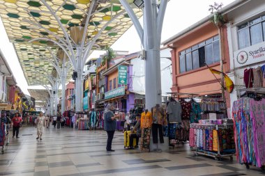 Kuching, Malezya - 28 Ocak 2026: Hindistan Caddesi, Malezya 'nın tarihi Çarşısı. Bu yaya caddesi, sömürgeci mimari ve geleneksel işletmeleri görmek içindir.