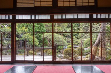 Yamamoto-tei, geçen yüzyıldan kalma Shibamata, Tokyo 'daki bir çay evi hazinesi. Batı tasarımı içinde taş bir şömine rafı ve boyalı camla yapılmış bir salona sahiptir..