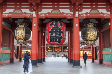 Tokyo, Japonya - 16 Aralık 2025: Tokyo, Japonya 'daki Sensoji Tapınağı Hozomon Kapısı. En sonunda Asakusa 'daki Senso-ji' ye giden iki büyük giriş kapısı.