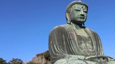 Japonya, Kamakura 'nın Yüce Buda' sı. Kamakura ya da Kamakura Daibutsu 'nun bronzlaşmış Büyük Buda' sı 13. yüzyıla dayanır ve Japonya 'daki en uzun ikinci bronz Buda' dır.