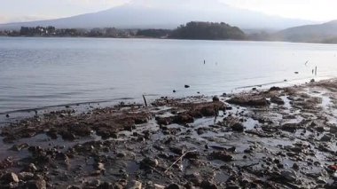 Mt. Dağın nefes kesici manzarası. Fuji ve Kawaguchi Gölü. Kawaguchi Gölü, zamansız manzaralı güzelliğiyle göze çarpar. Bu bölgede, ziyaretçiler çeşitli etkinliklerden zevk alabilirler.