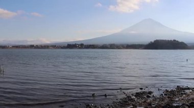 Mt. Dağın nefes kesici manzarası. Fuji ve Kawaguchi Gölü. Kawaguchi Gölü, zamansız manzaralı güzelliğiyle göze çarpar. Bu bölgede, ziyaretçiler çeşitli etkinliklerden zevk alabilirler.