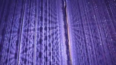 Aydınlatma ile güzel ışıklandırma sanat eserleri. Yüzlerce LED ışık dizisi aynlı sonsuzluk odasının tavanında asılı.