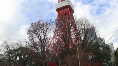Tokyo, Japonya - 22 Aralık 2025: Japonya 'daki Shiba Park' tan Tokyo Kulesi 'ni görün. Parktaki patikaların çoğu Tokyo Kulesi 'nin mükemmel manzarasını sunuyor..