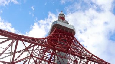 Tokyo, Japonya - 22 Aralık 2025 Japonya 'da ikonik Tokyo Kulesi. Bu turuncu-kırmızı radyo kulesi uzun yıllar boyunca Tokyo 'nun ufuk çizgisini ve en popüler turistik noktasını tanımladı.