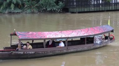 Kuching, Malezya - 26 Ocak 2026: Malezya 'nın Kuching kentindeki Sawarak Nehri boyunca turistleri taşıyan küçük bir tekne. Turistler için popüler, otantik ve bütçe dostu bir yöntem.
