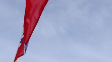 Norveç bayrağı rüzgarda dalgalanıyor. Norveç 'in dalgalı bayrağı