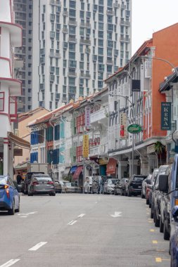 Singapur - 5 Aralık 2025: Singapur 'daki Keong Saik Yolu sokak manzarası. Yol, güzel restore edilmiş miras dükkanları, modaya uygun restoranları, butik otelleri ve canlı barlarıyla tanınıyor.,