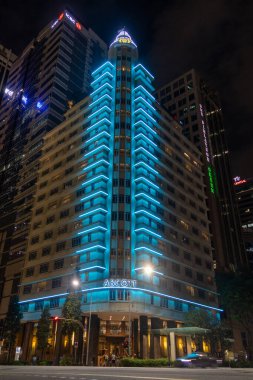 Singapur - 5 Aralık 2025: Ascott Raffles Singapur 'da mavi ışıkla aydınlatıldı. Bir zamanlar Güney Doğu Asya 'nın en yüksek binası olan 1950' lerden kalma eski bir miras yapısına ev sahipliği yapmaktadır.
