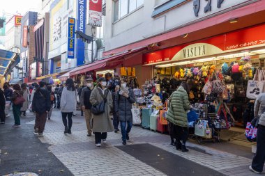 Tokyo, Japonya - 17 Aralık 2025: Ameyoko alışveriş caddesi Tokyo 'nun kalbinde yer almaktadır. Demiryolu hattının altındaki bu işlek pazar caddesinde 400 'den fazla dükkan var..