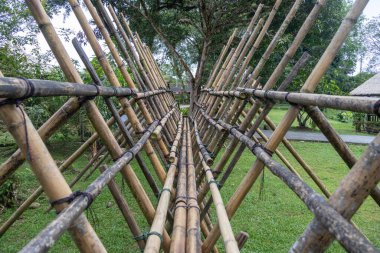 Bidayuh bambu köprüsü Sarawak 'taki geleneksel kabileler tarafından inşa edildi. Bu köprüler, nehirler, nehirler ve zorlu araziler üzerinde yollar açmak için bambu ve rattan inşa edilmiştir.