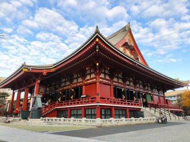 Tokyo, Japonya - 16 Aralık 2025: Tokyo, Japonya 'daki güzel Sensoji tapınağı. Senso-ji 628 yılında kuruldu ve Tokyo 'daki en eski tapınak oldu.