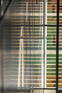 Singapur Ulusal Müzesi 'ndeki renkli merdivenlerin yansıması.