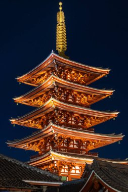 Tokyo, Japonya 'daki Sensoji Tapınağı' nda beş katlı bir tapınak. Ana salonun batı tarafında, Sensoji Tapınağı 'nın bahçesinde duruyor.