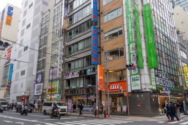 Tokyo, Japonya - 27 Aralık 2025: İnsanlar ve turistler Tokyo, Akihabara 'yı ziyaret ediyor. Ayrıca Akiba, Tokyo 'nun orta kesiminde birçok elektronik mağazasıyla ünlü bir ilçedir.