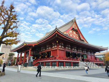 Tokyo, Japonya - 16 Aralık 2025: Tokyo, Japonya 'daki güzel Sensoji tapınağı. Senso-ji 628 yılında kuruldu ve Tokyo 'daki en eski tapınak oldu.